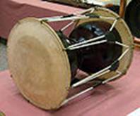 http://upload.wikimedia.org/wikipedia/commons/thumb/1/10/Janggu.jpg/120px-Janggu.jpg