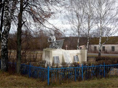 Братская могила советских воинов в селе Щербовский