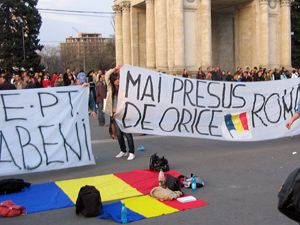 Оппозиция отрицает наличие «румынского фактора», хотя площадь была наводнена подобными транспарантами. Надпись гласит: «Румыния прежде всего».
