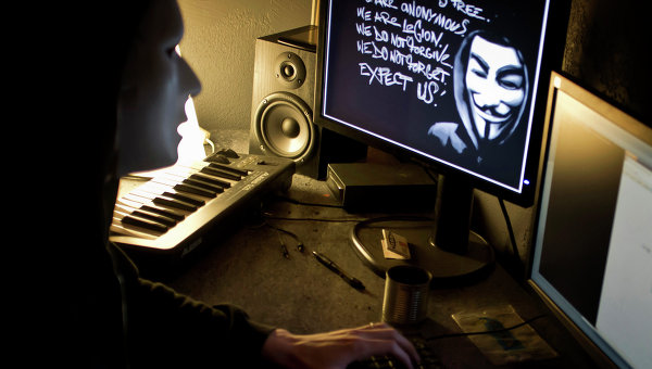 Описание: Участник группировки Anonymous, архивное фото