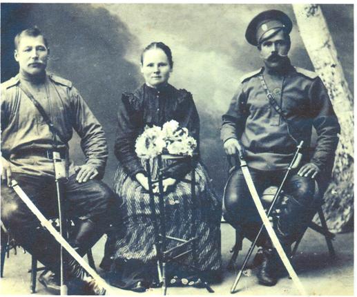Описание: D:\Слева, его жена Пахомова(Симонова)Мария Яковлевна и дальний р%D.BMP